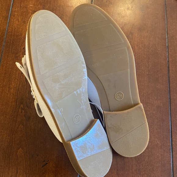 White mules with silver grommets - Picture 4 of 4